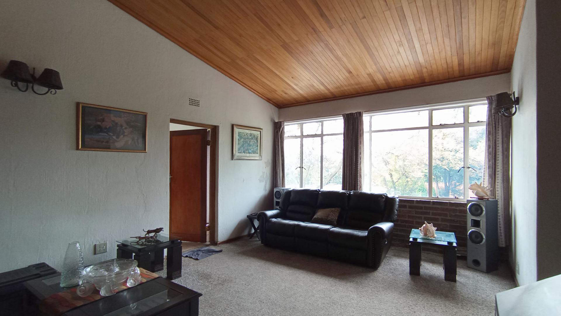 Informal Lounge - 21 square meters of property in Ferndale - JHB