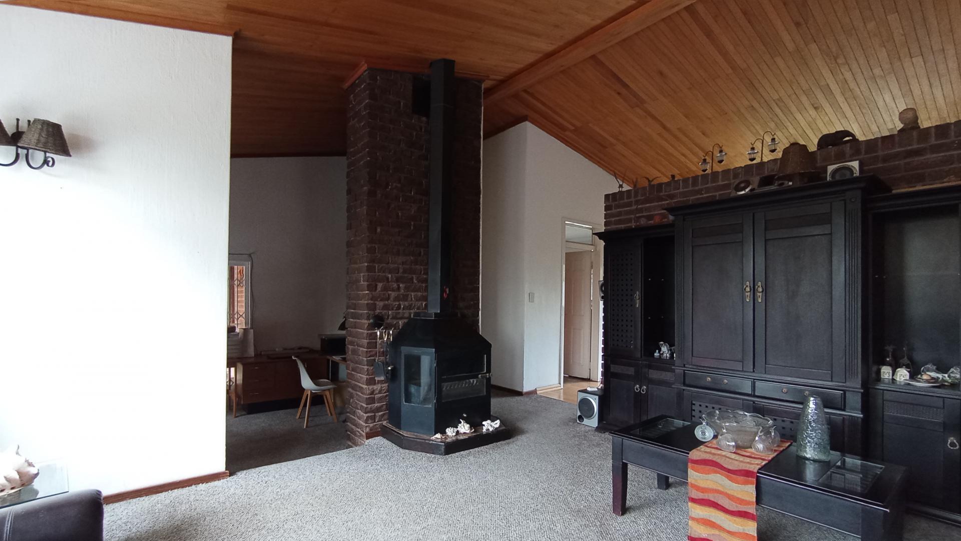 Informal Lounge - 21 square meters of property in Ferndale - JHB