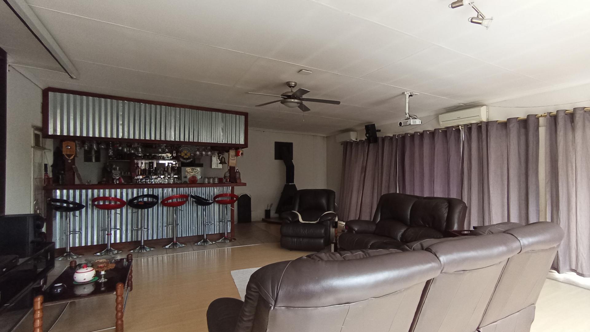 Lounges - 66 square meters of property in Ferndale - JHB