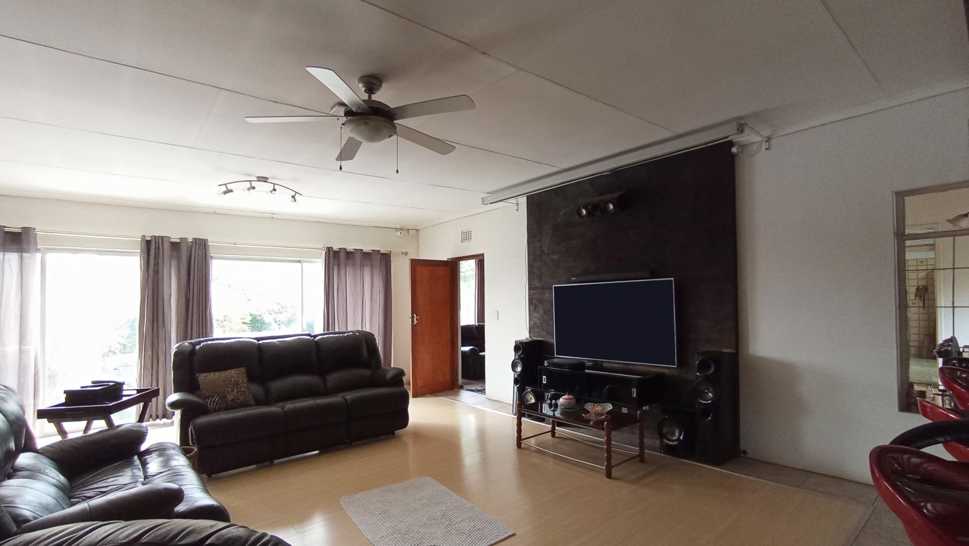 Lounges - 66 square meters of property in Ferndale - JHB