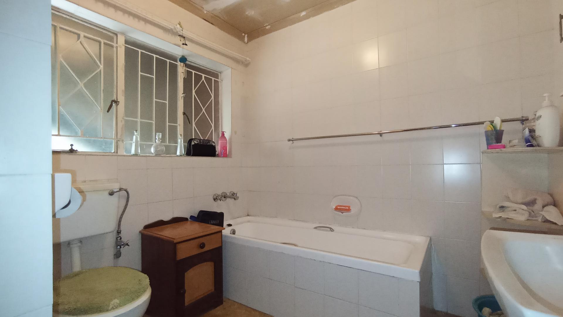 Bathroom 1 - 9 square meters of property in Ferndale - JHB
