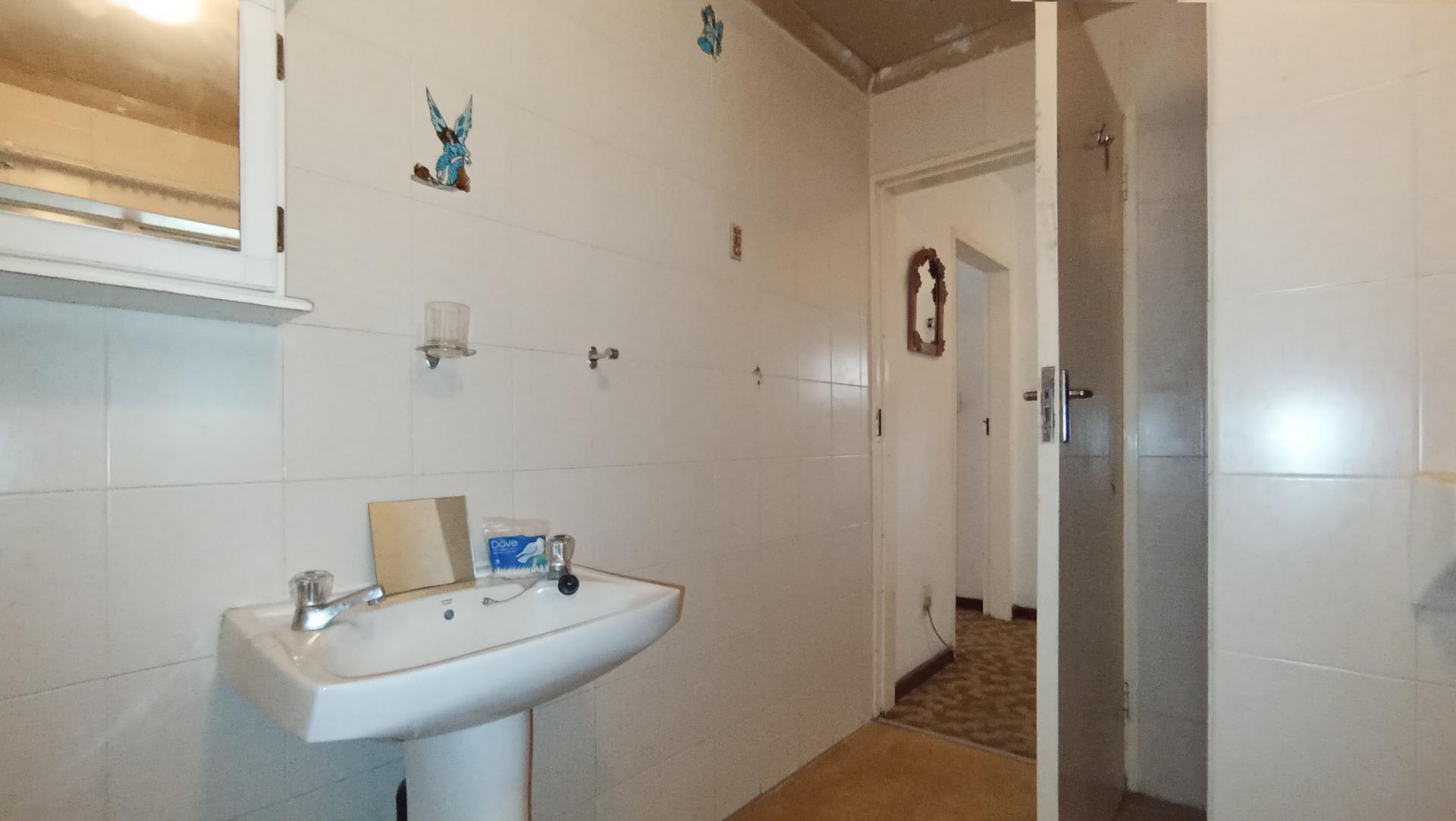 Bathroom 1 - 9 square meters of property in Ferndale - JHB