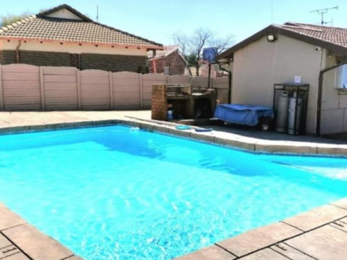 4 Bedroom House for Sale For Sale in Elandspark - MR678377