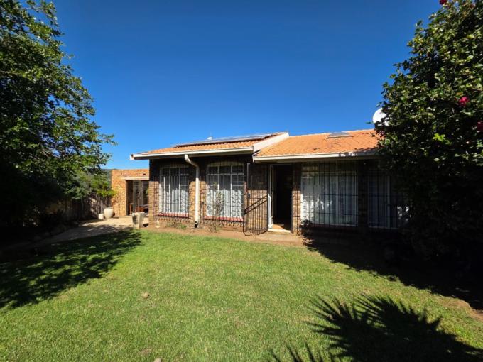 2 Bedroom Simplex for Sale For Sale in South Crest - MR678410