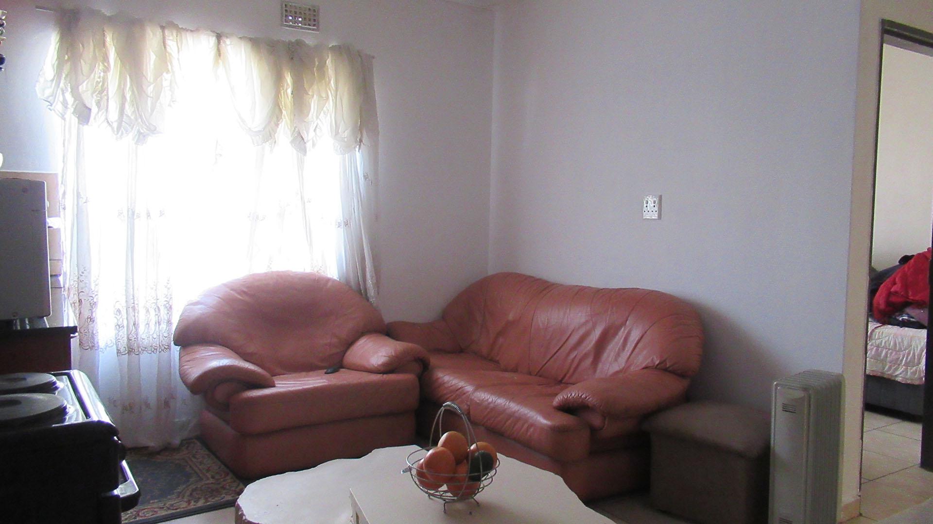 Lounges - 10 square meters of property in Jabulani