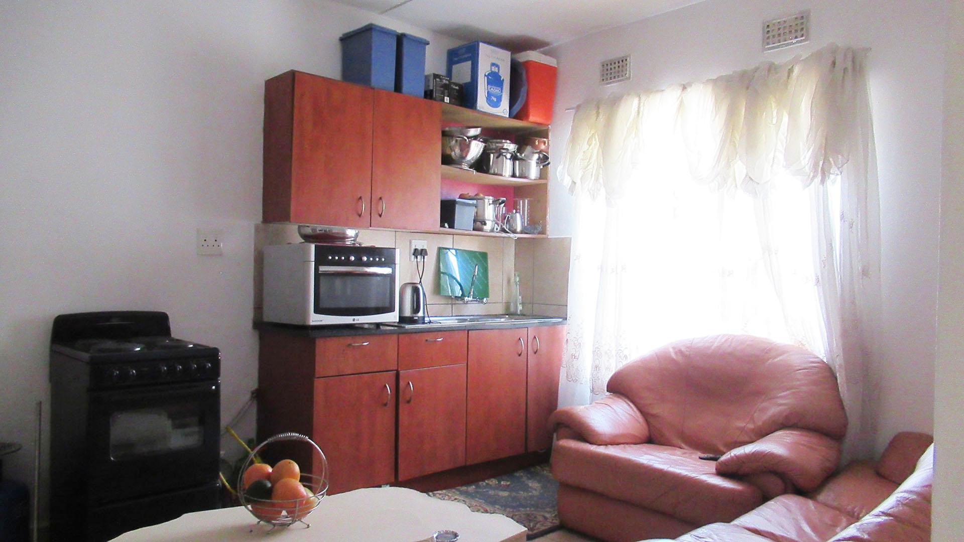 Kitchen - 6 square meters of property in Jabulani
