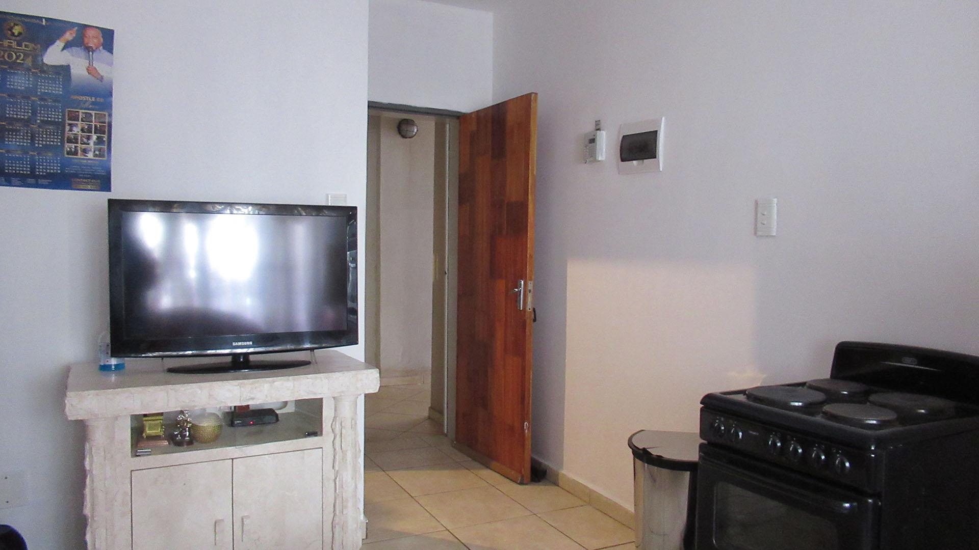 Lounges - 10 square meters of property in Jabulani