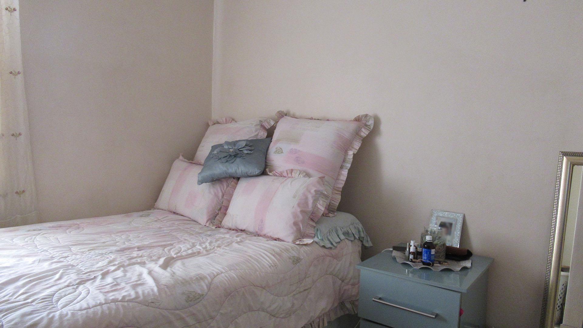 Bed Room 1 - 10 square meters of property in Jabulani