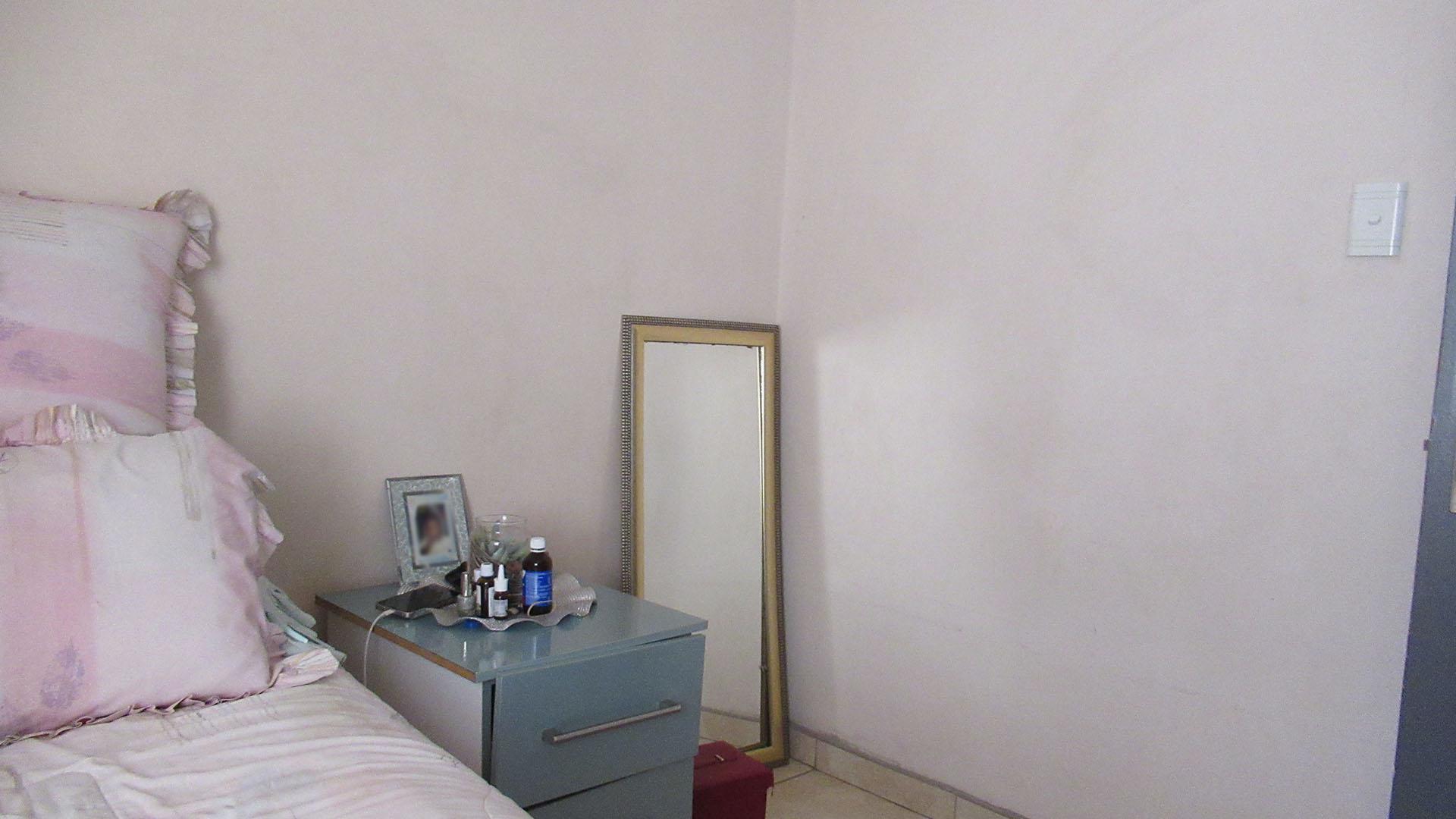 Bed Room 1 - 10 square meters of property in Jabulani