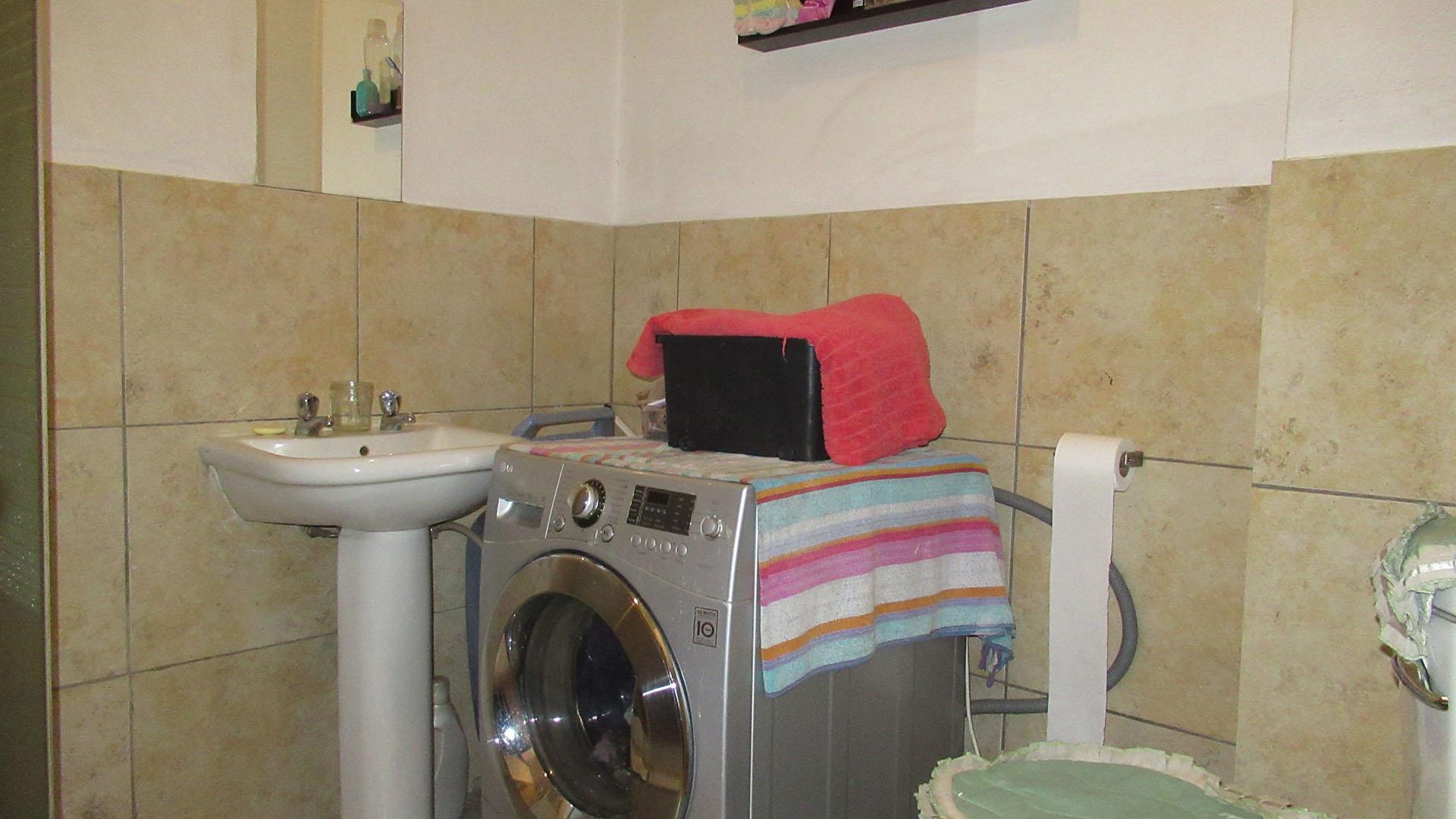 Bathroom 1 - 6 square meters of property in Jabulani
