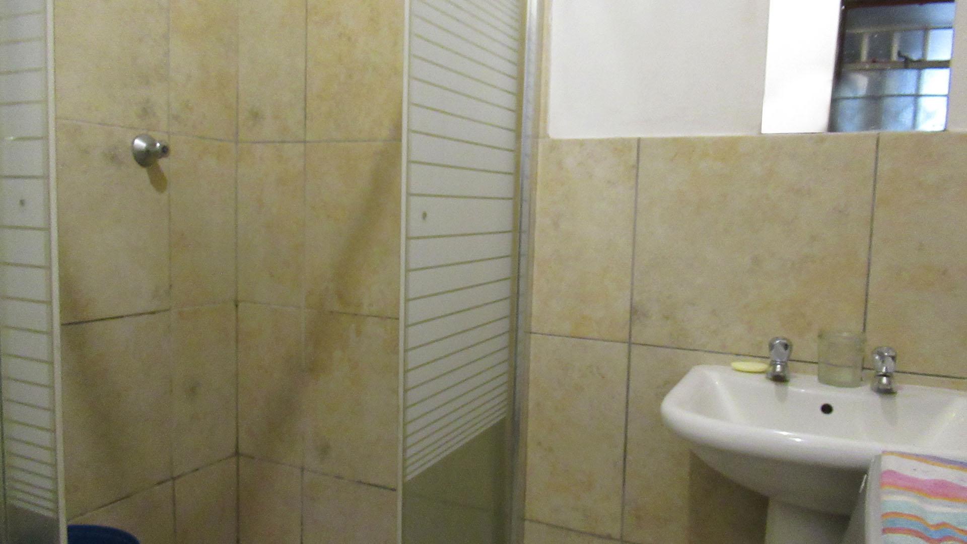 Bathroom 1 - 6 square meters of property in Jabulani