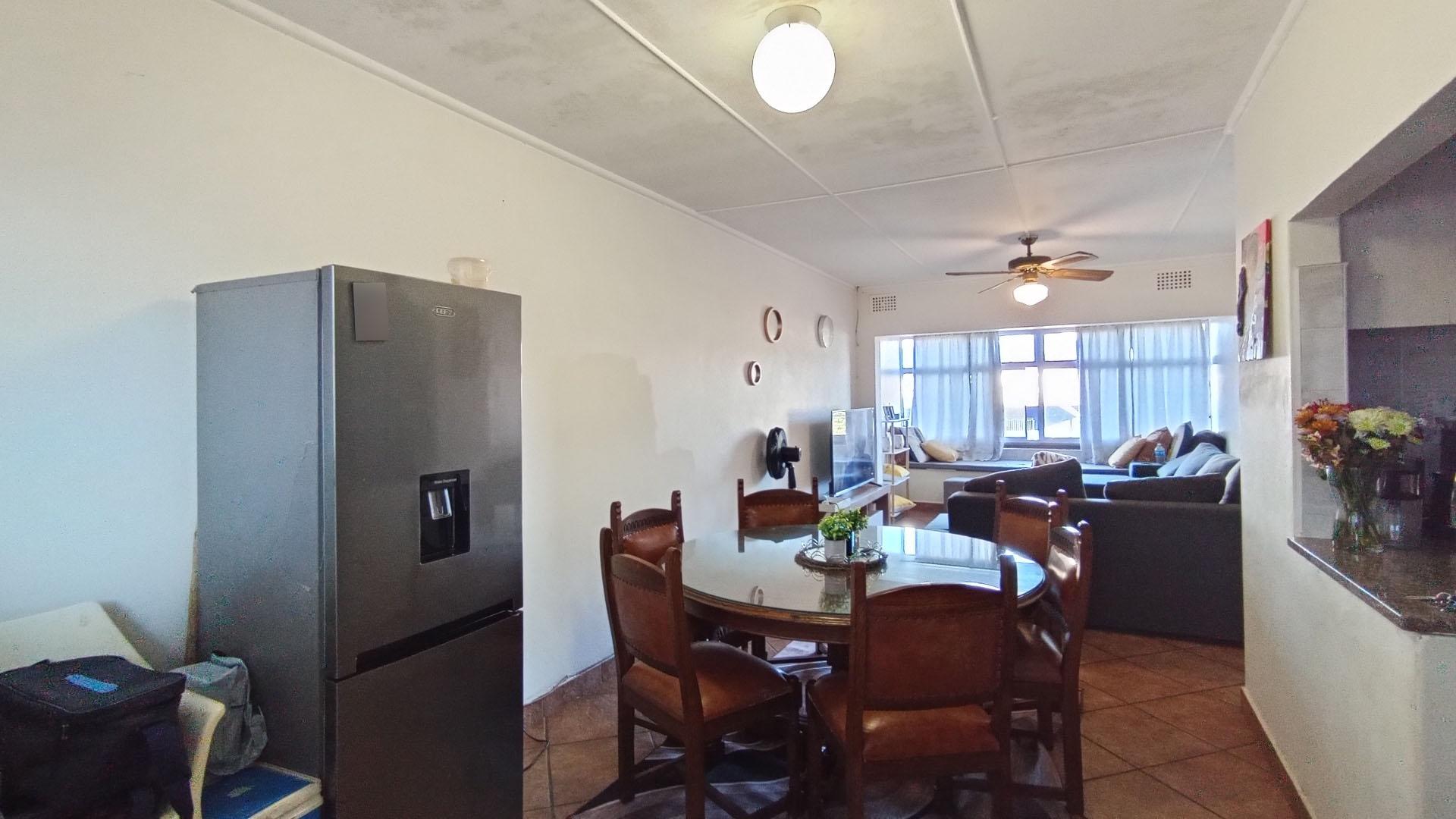 Dining Room - 11 square meters of property in Amanzimtoti 