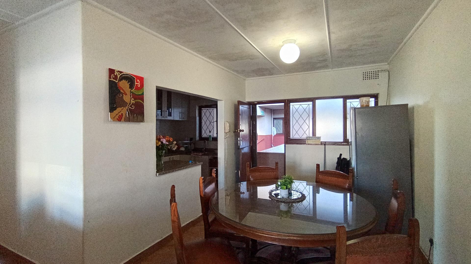 Dining Room - 11 square meters of property in Amanzimtoti 