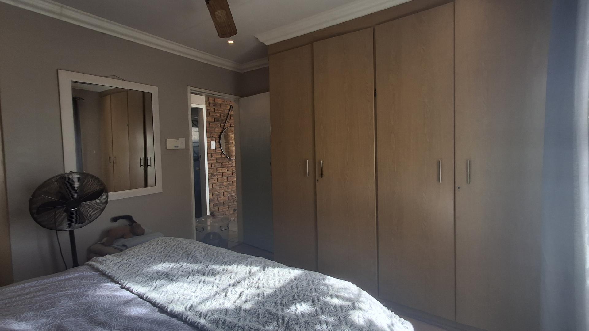 Bed Room 1 - 15 square meters of property in Rangeview