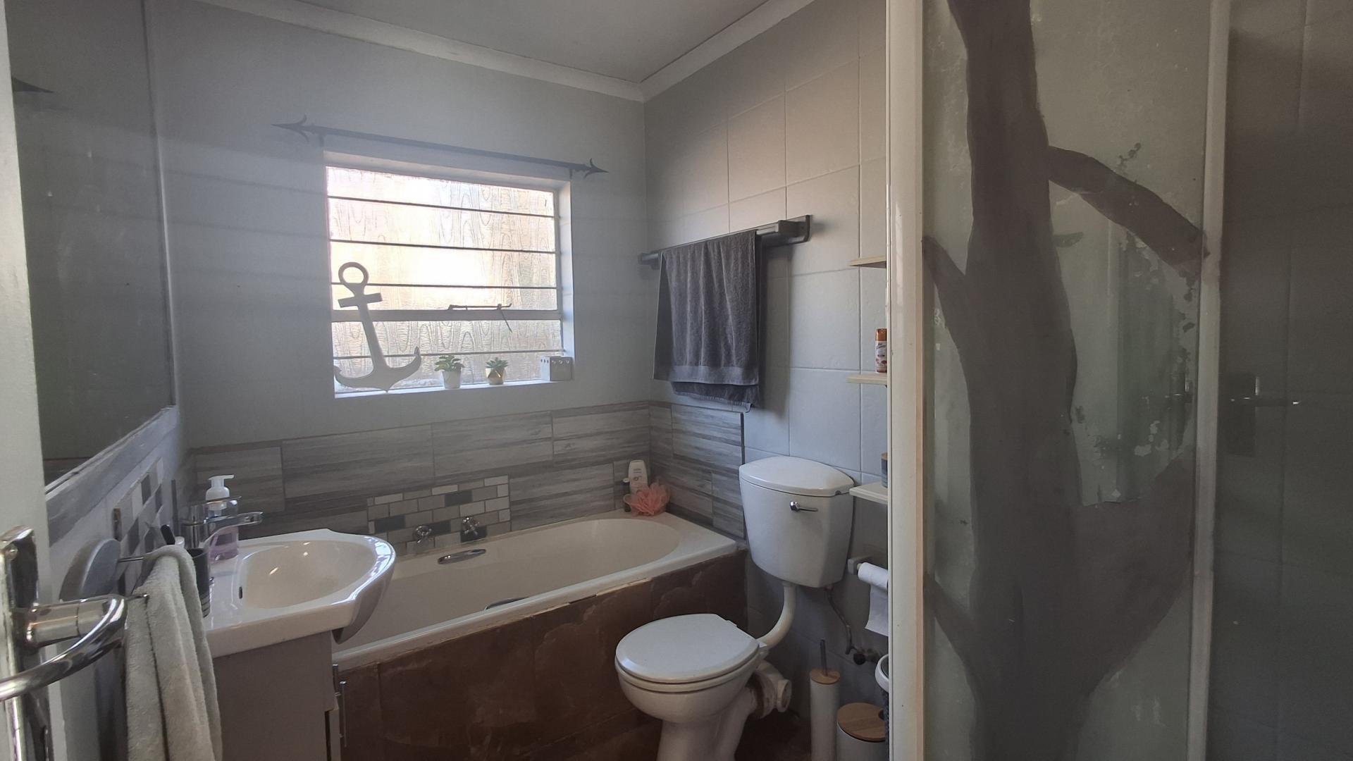 Bathroom 1 - 6 square meters of property in Rangeview
