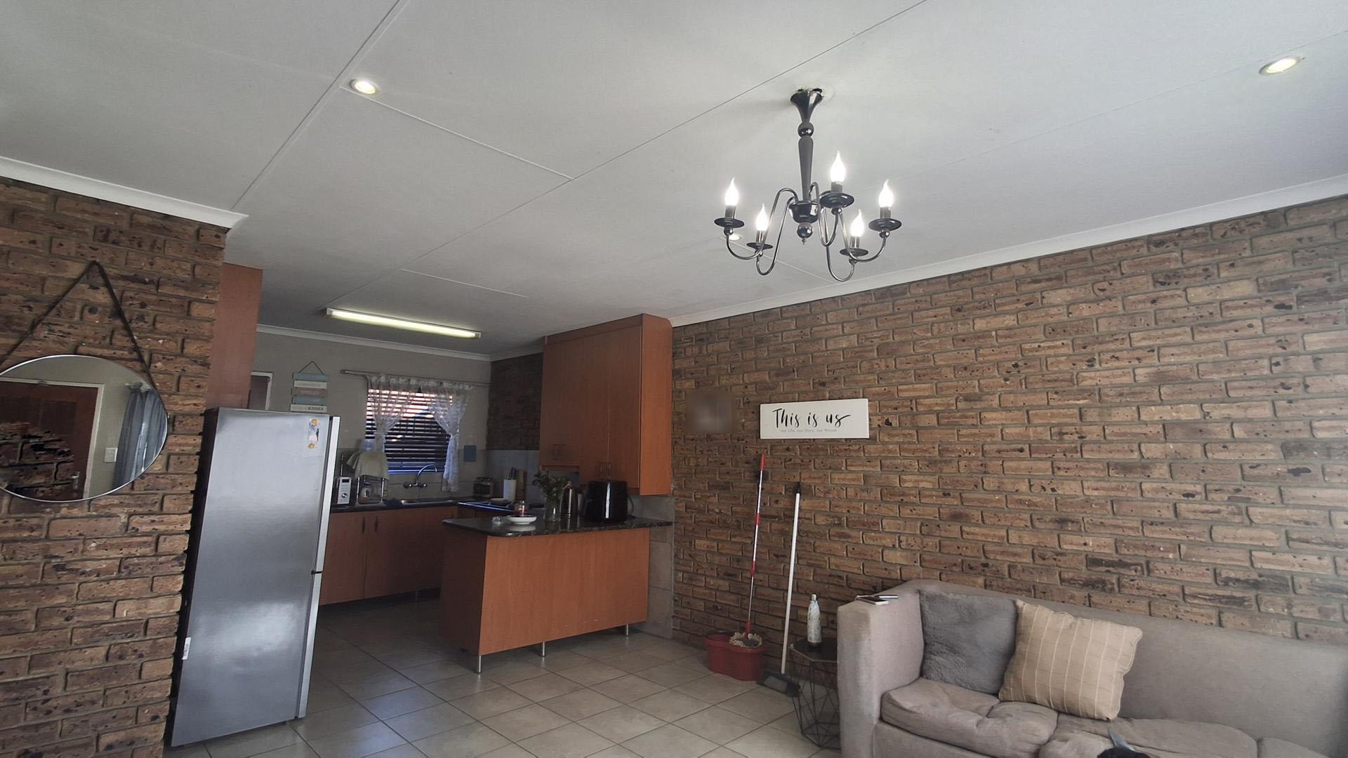 Lounges - 19 square meters of property in Rangeview