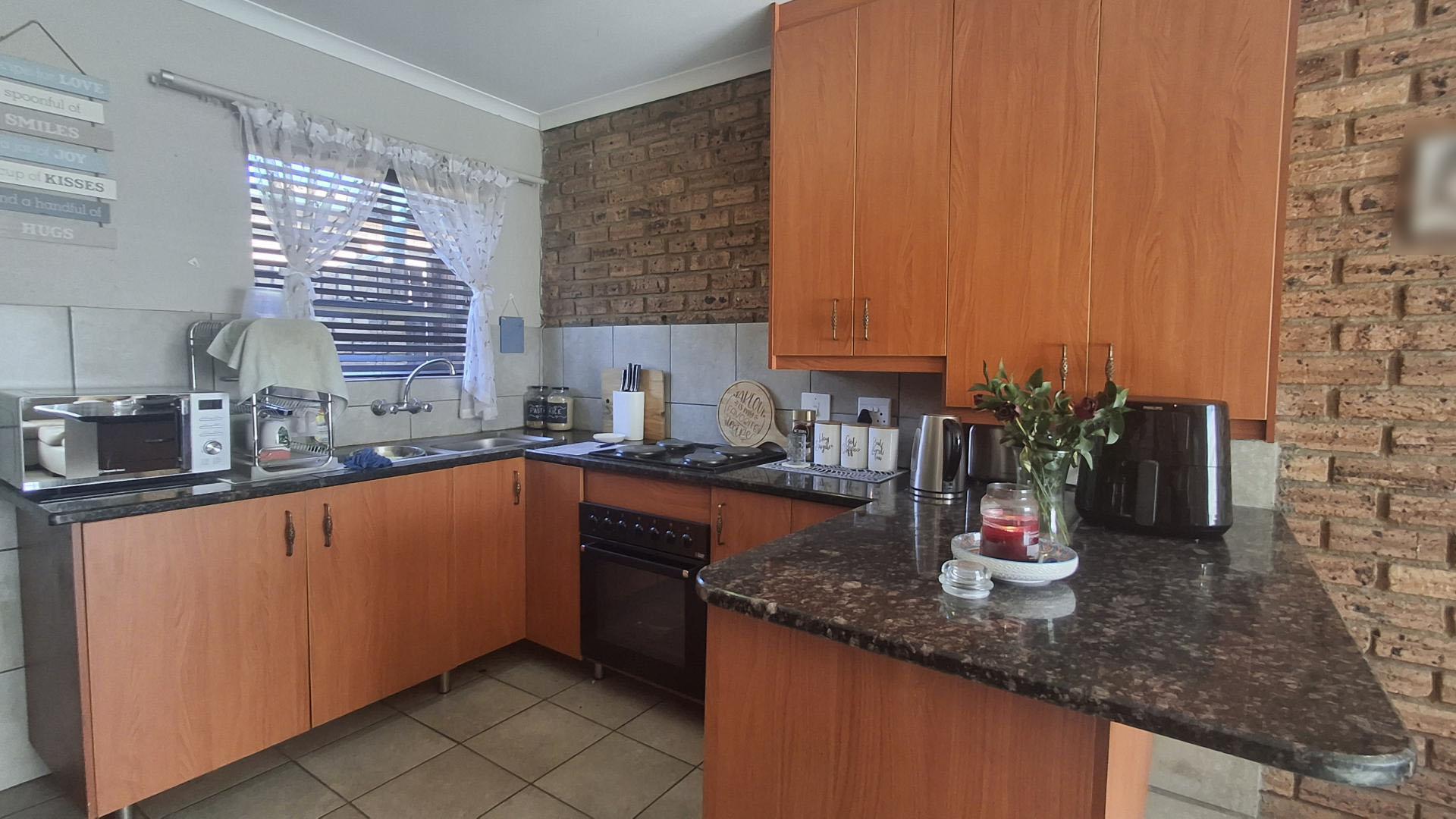 Kitchen - 9 square meters of property in Rangeview