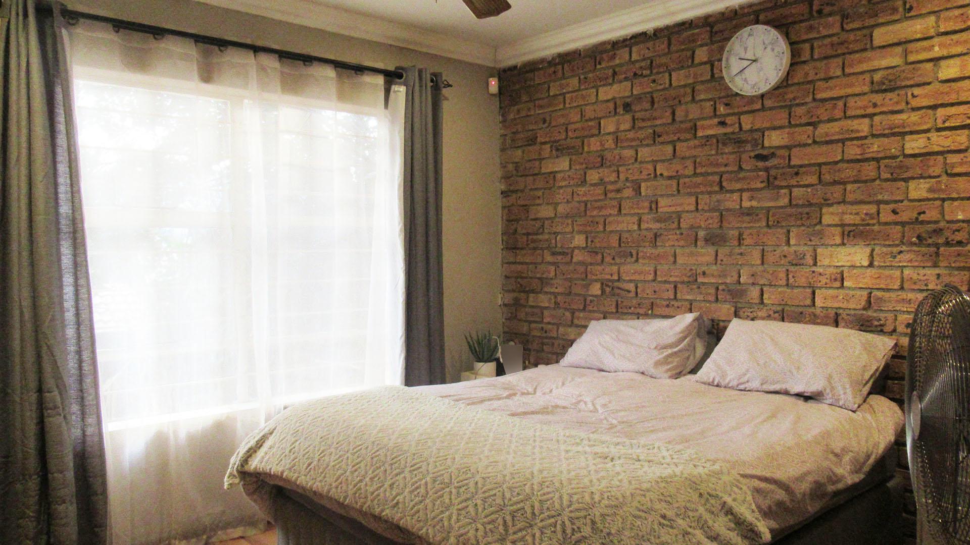 Bed Room 1 - 15 square meters of property in Rangeview