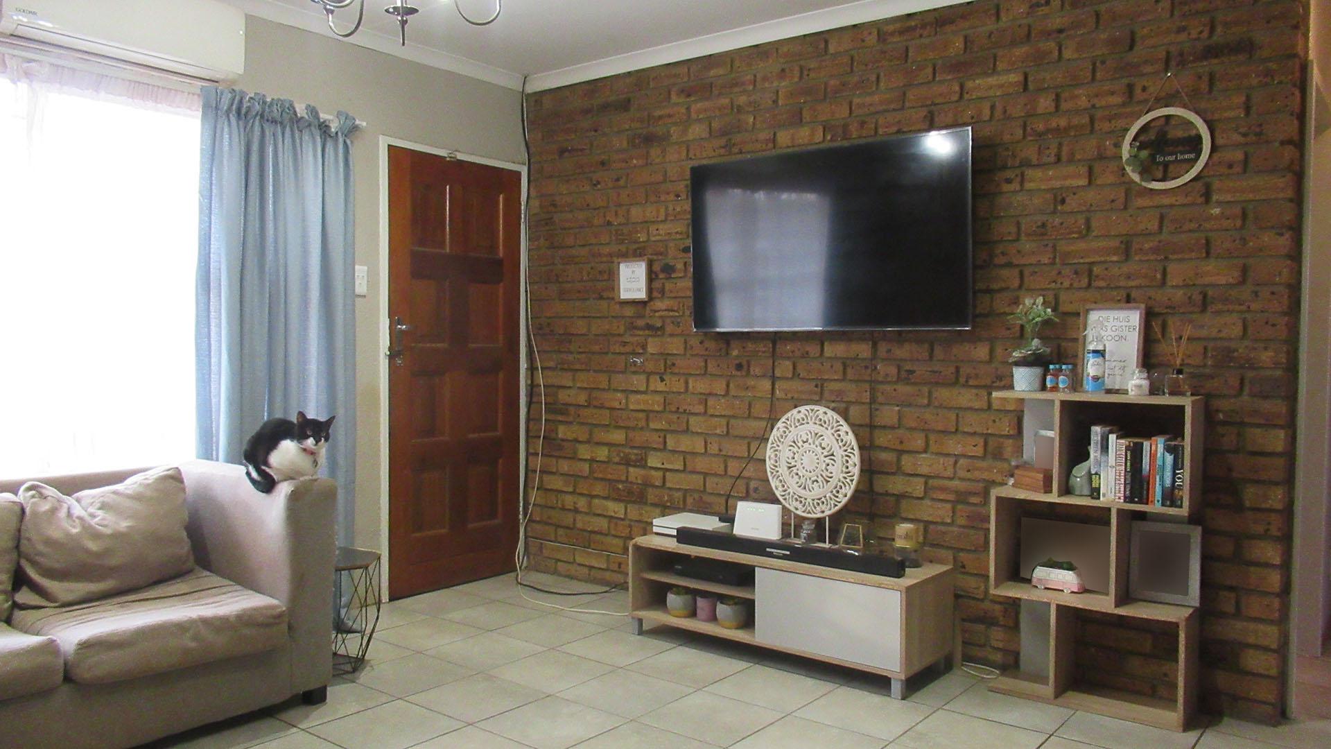 Lounges - 19 square meters of property in Rangeview