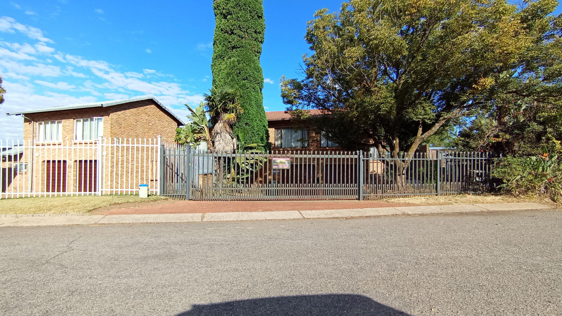 Front View of property in Val de Grace