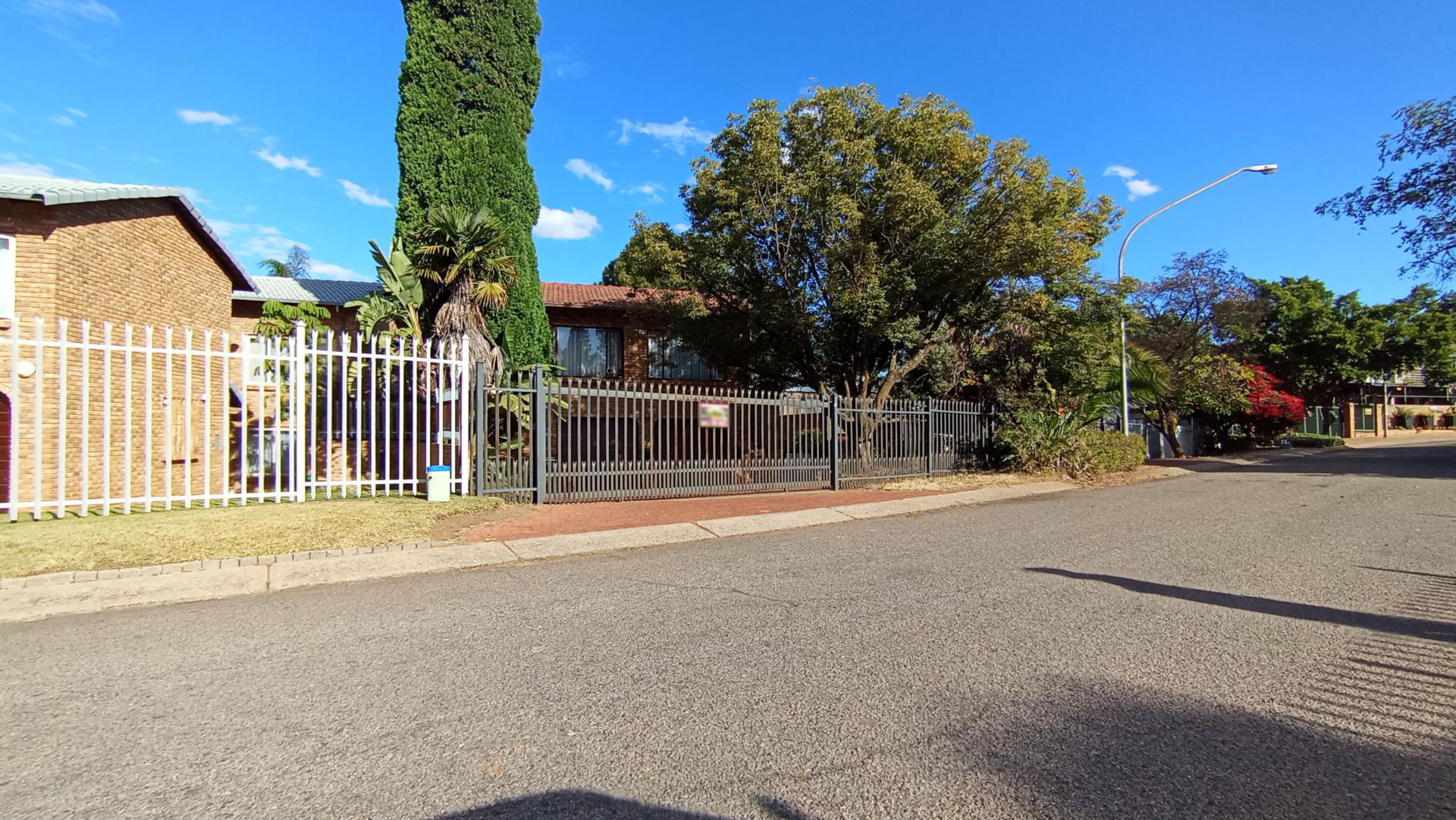Front View of property in Val de Grace
