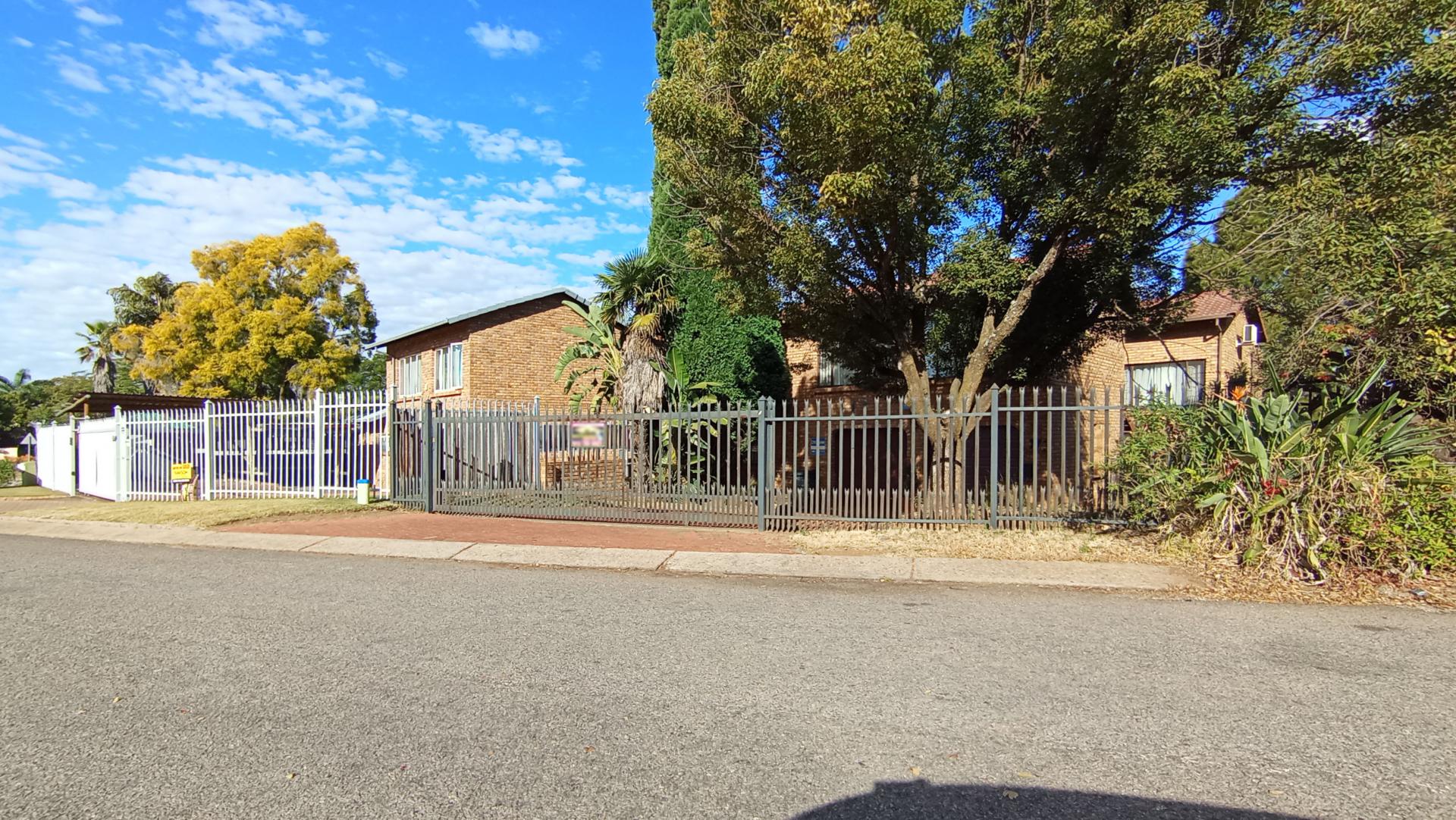 Front View of property in Val de Grace
