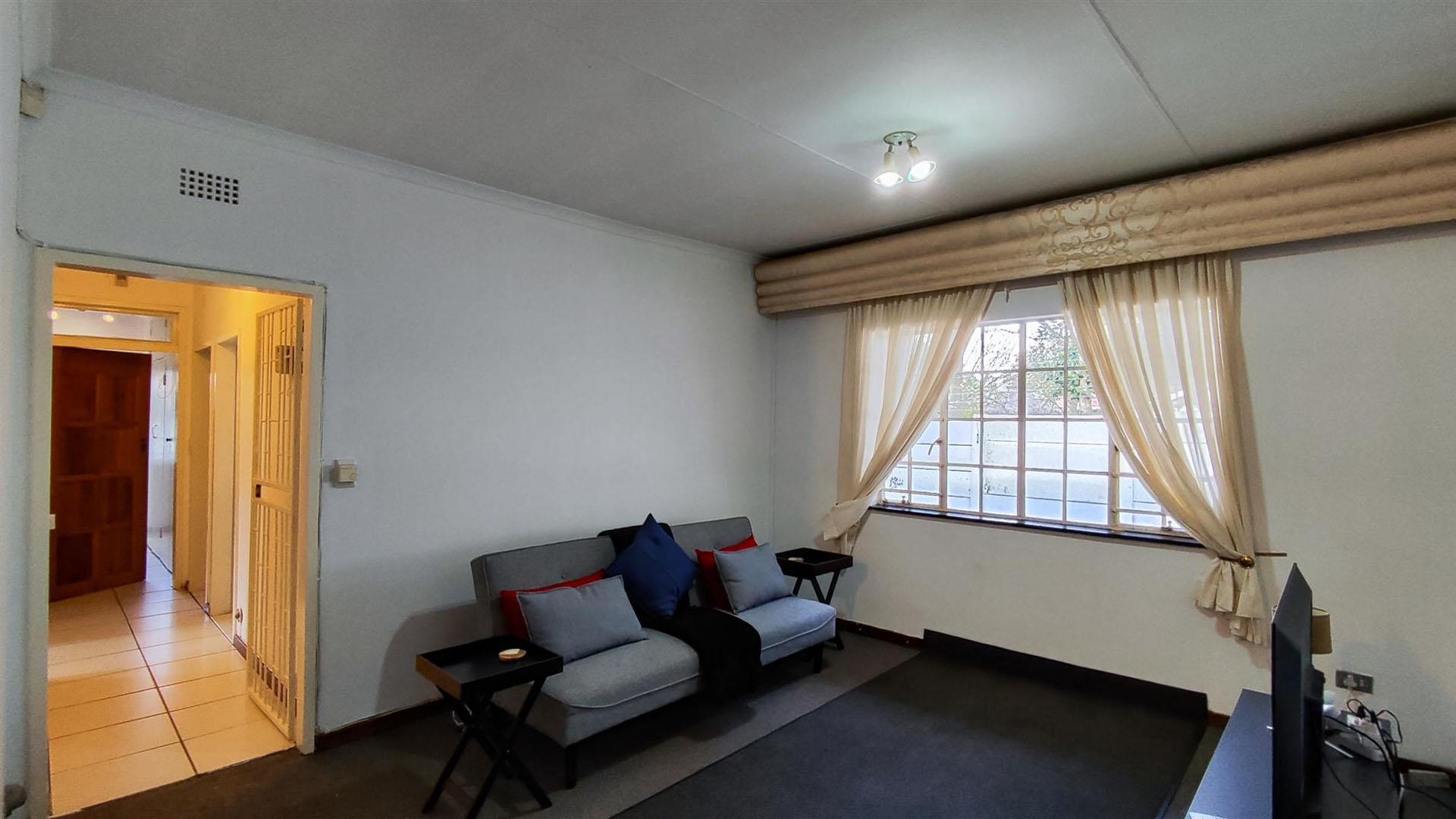 Lounges - 67 square meters of property in Van Riebeeckpark