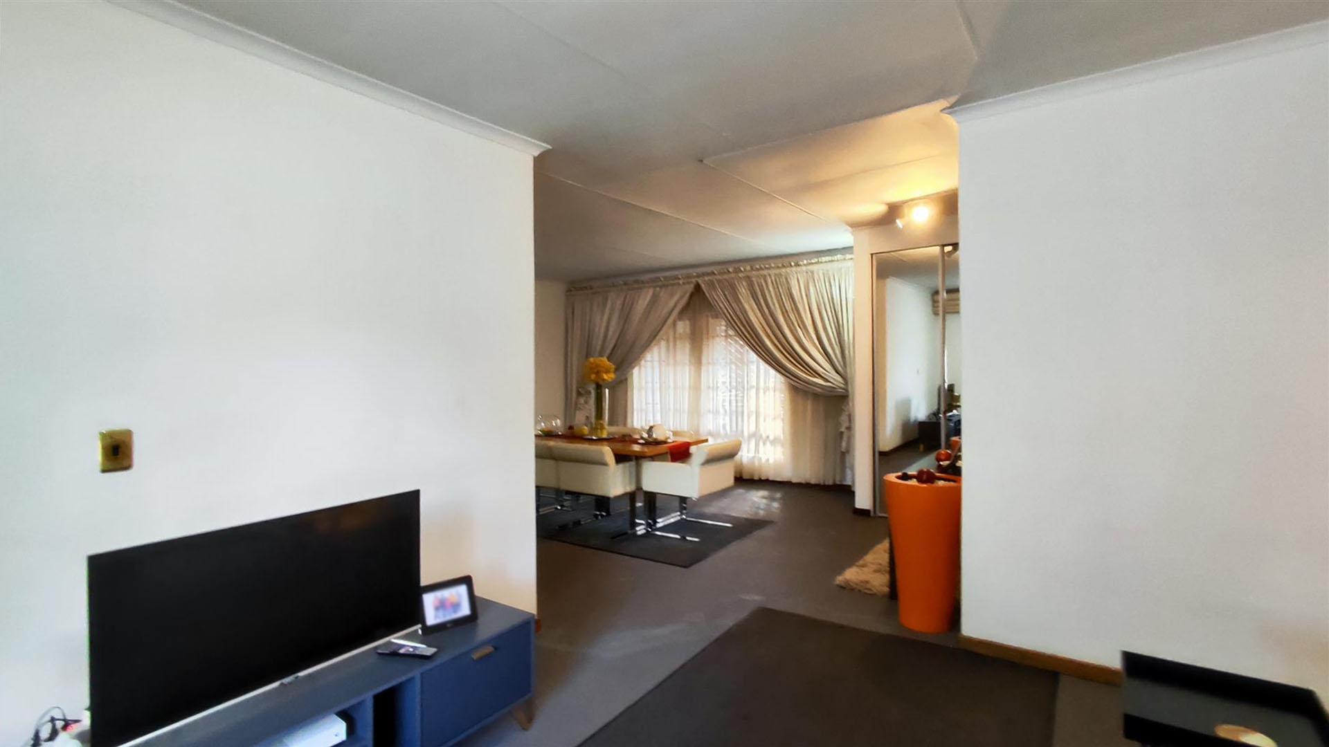 Lounges - 67 square meters of property in Van Riebeeckpark