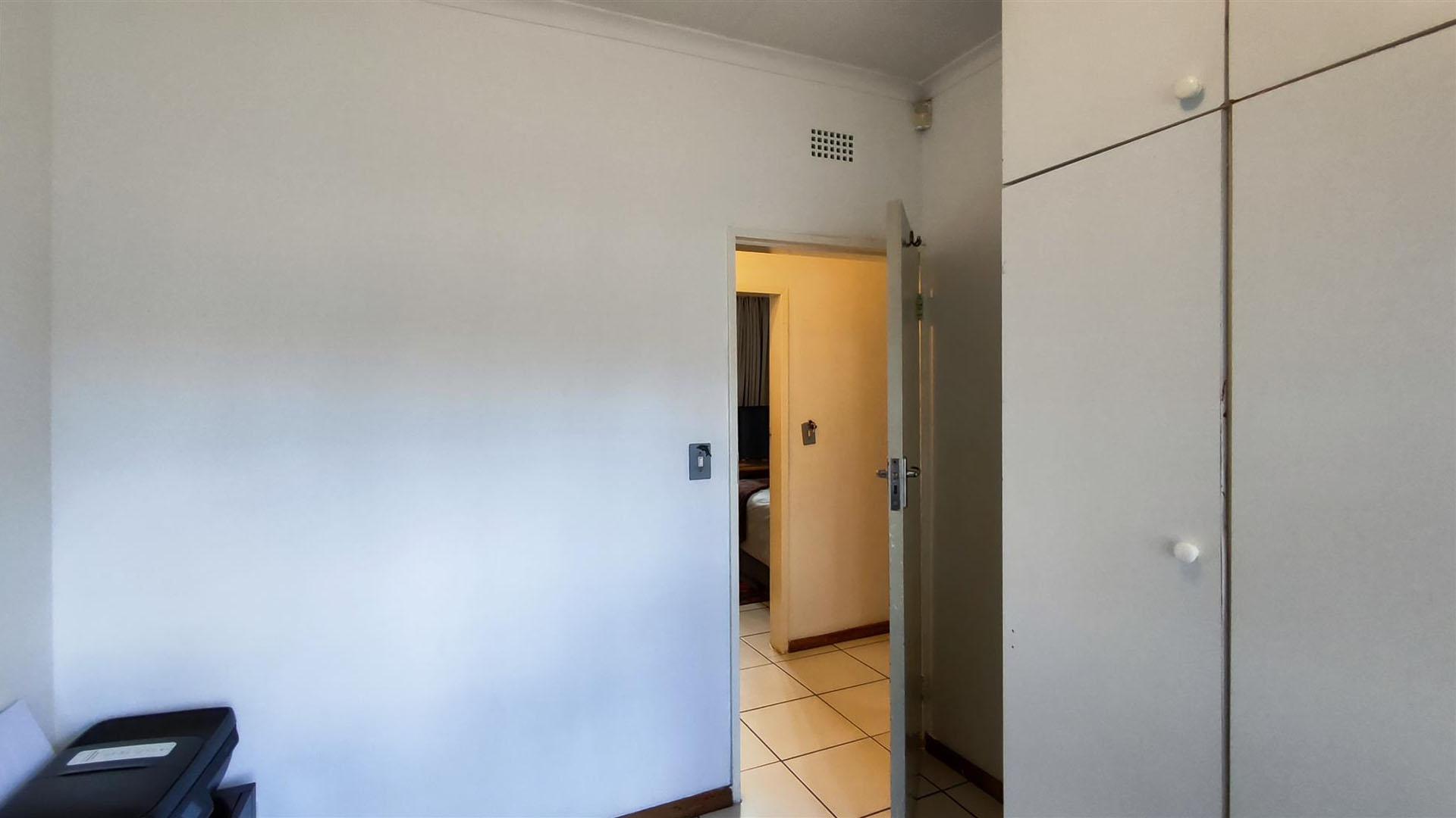 Study - 8 square meters of property in Van Riebeeckpark