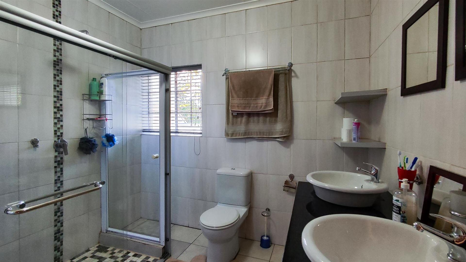 Bathroom 1 - 8 square meters of property in Van Riebeeckpark