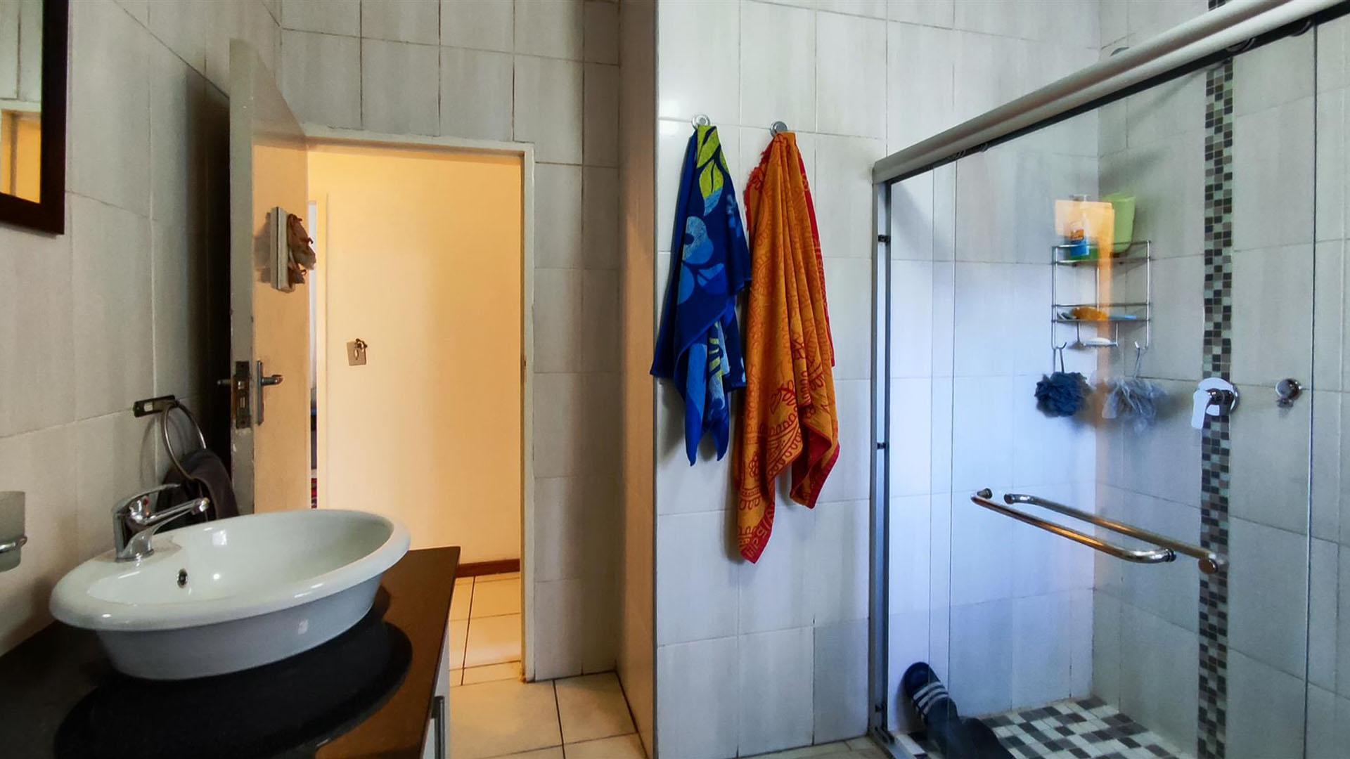 Bathroom 1 - 8 square meters of property in Van Riebeeckpark