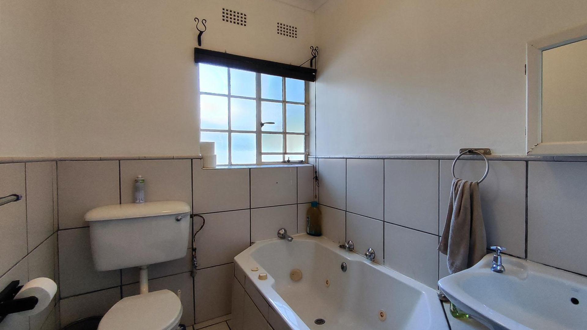 Bathroom 2 - 6 square meters of property in Van Riebeeckpark