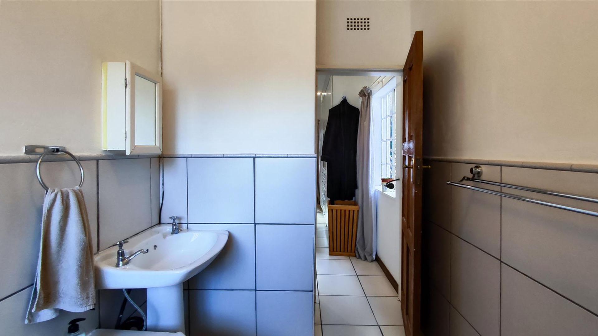 Bathroom 2 - 6 square meters of property in Van Riebeeckpark