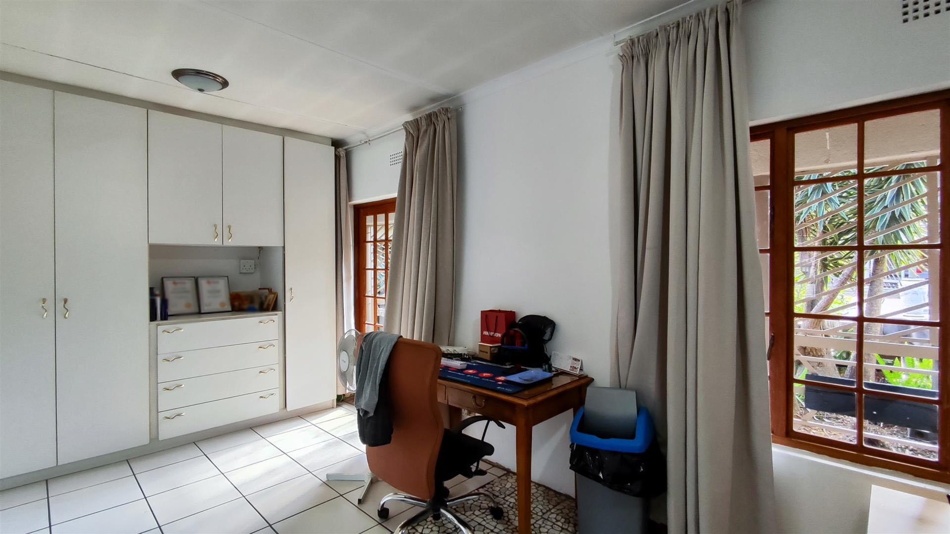 Bed Room 2 - 23 square meters of property in Van Riebeeckpark