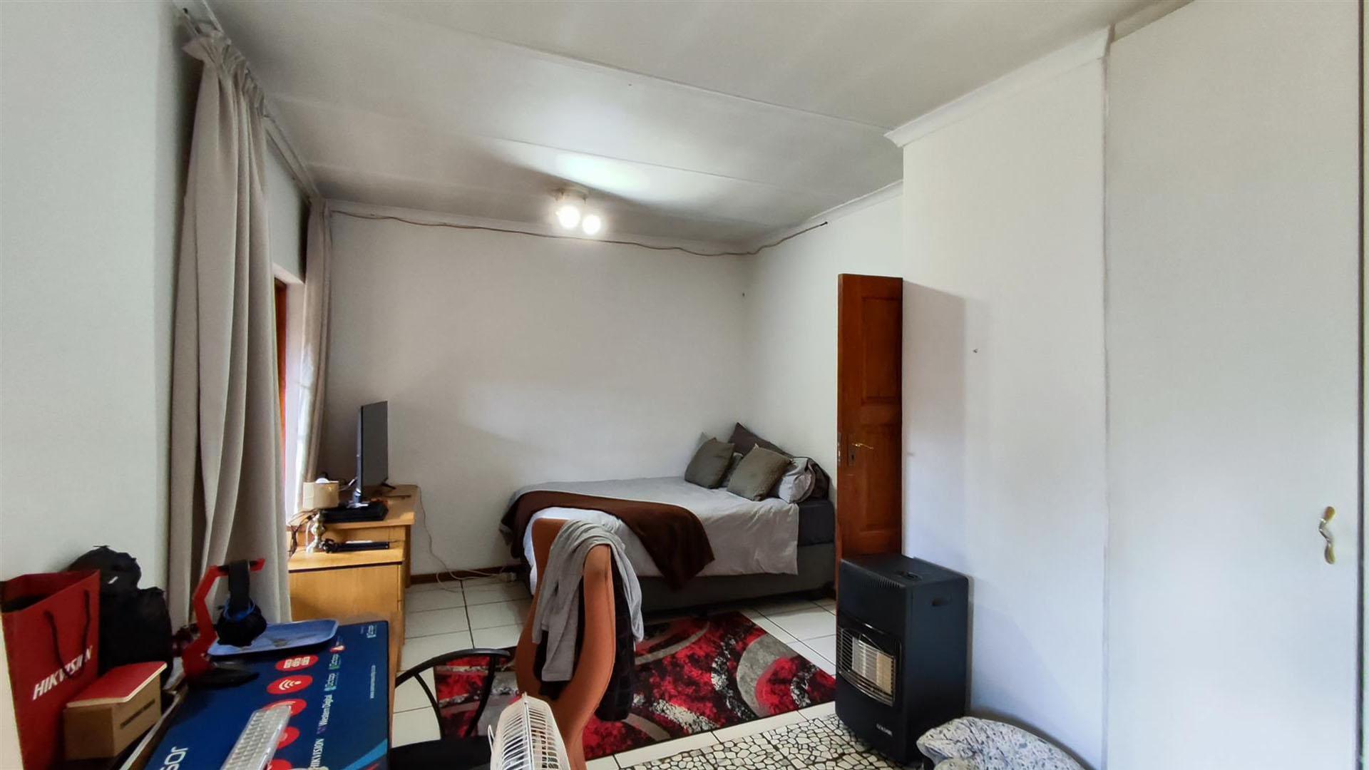 Bed Room 2 - 23 square meters of property in Van Riebeeckpark