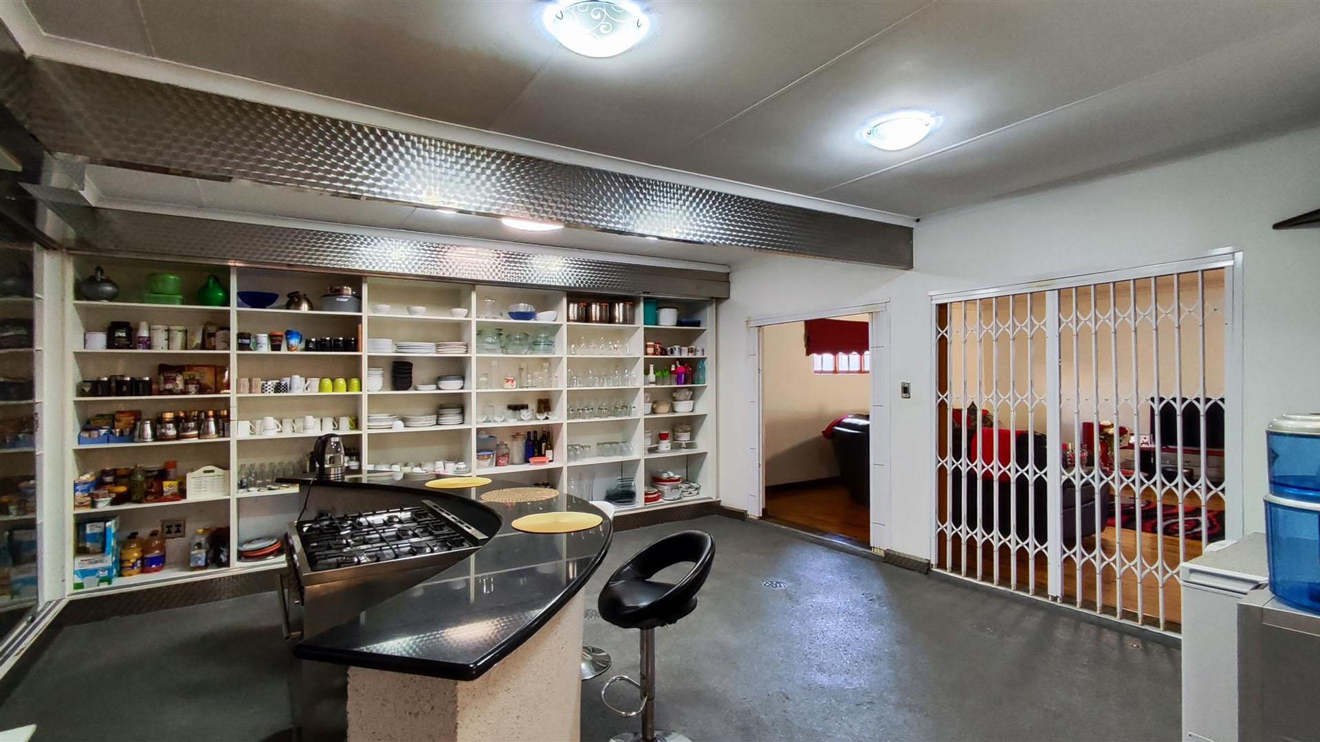 Kitchen - 39 square meters of property in Van Riebeeckpark