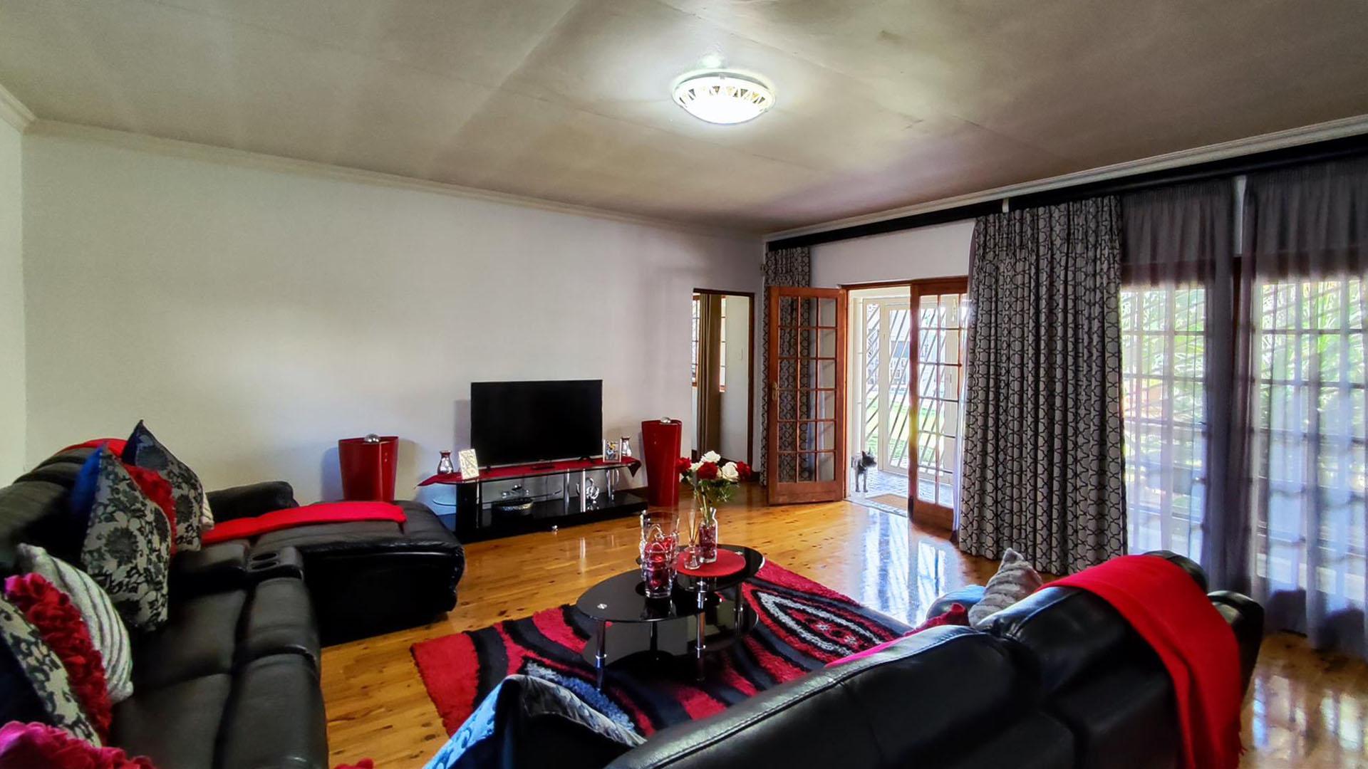 Lounges - 67 square meters of property in Van Riebeeckpark