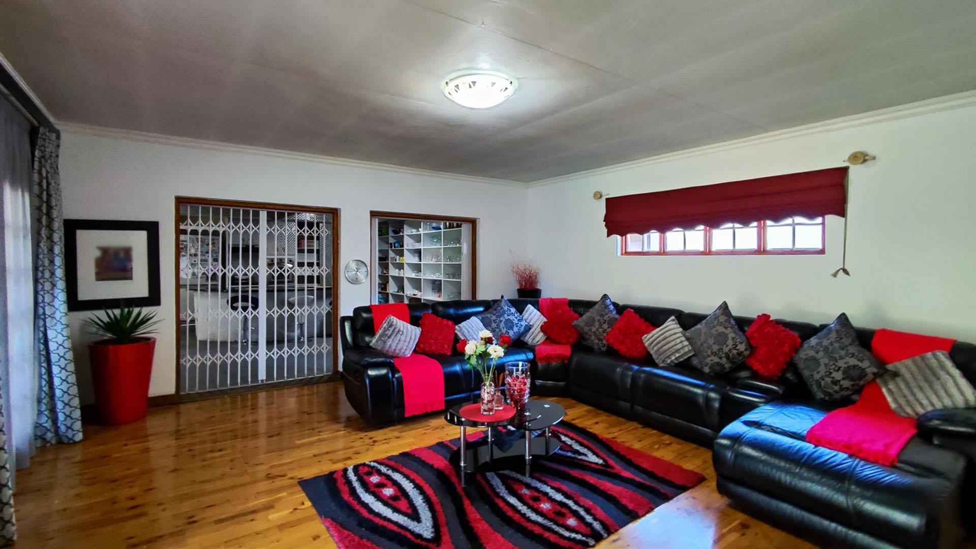 Lounges - 67 square meters of property in Van Riebeeckpark