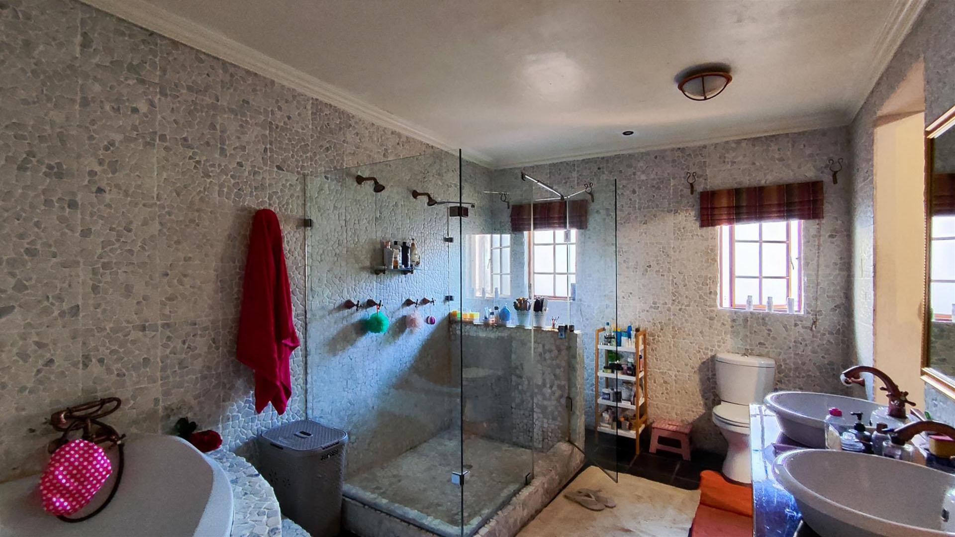 Main Bathroom - 16 square meters of property in Van Riebeeckpark