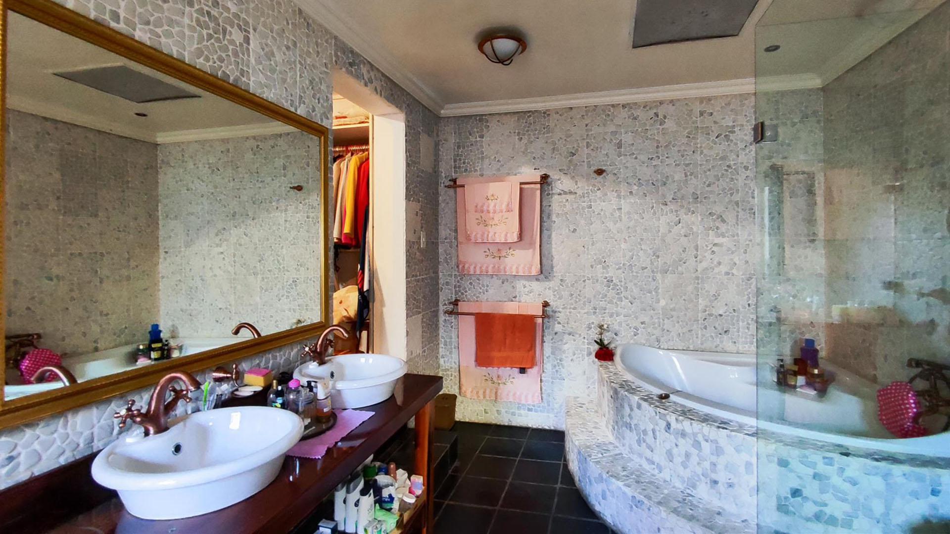 Main Bathroom - 16 square meters of property in Van Riebeeckpark