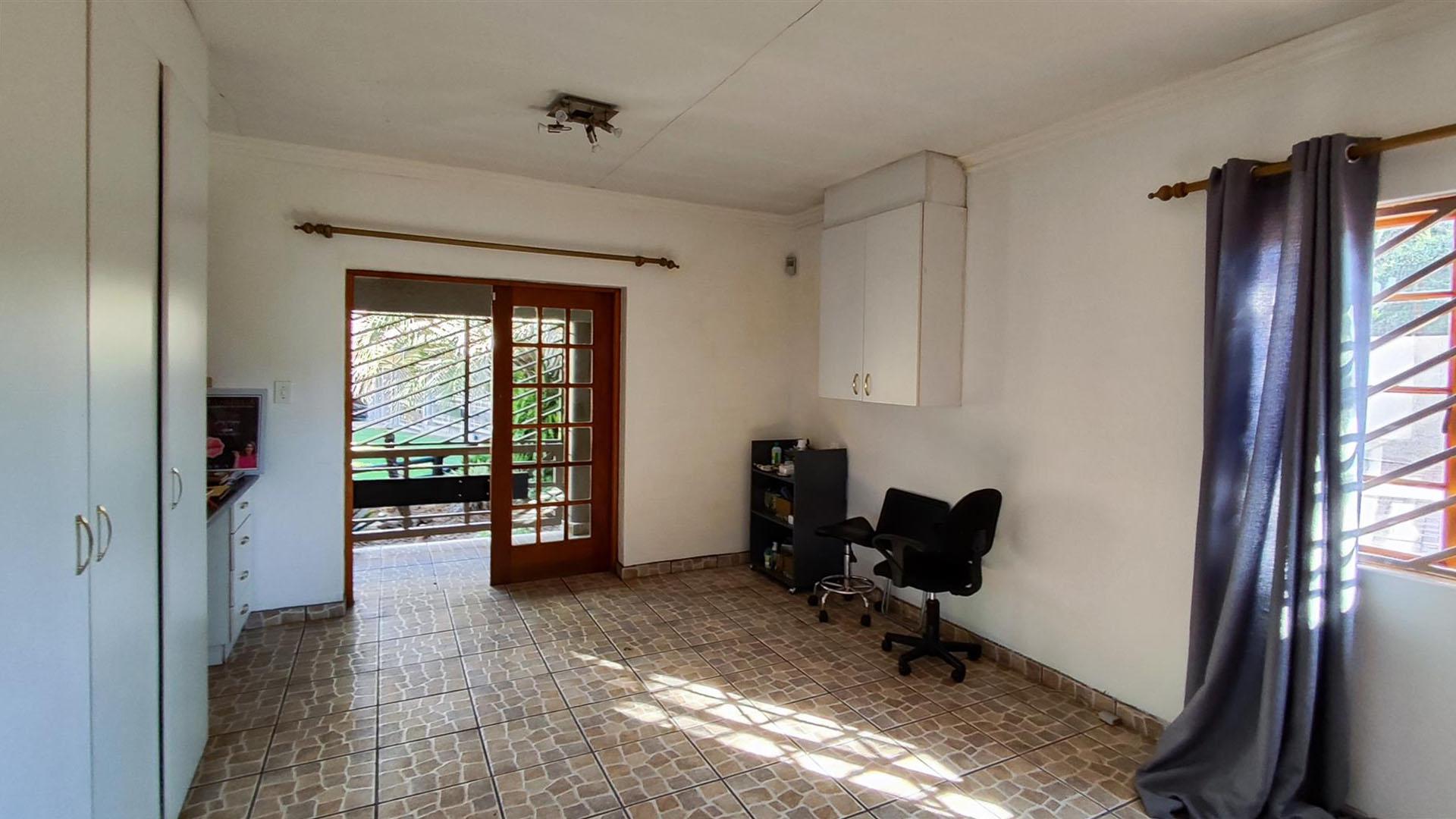 Spaces - 151 square meters of property in Van Riebeeckpark