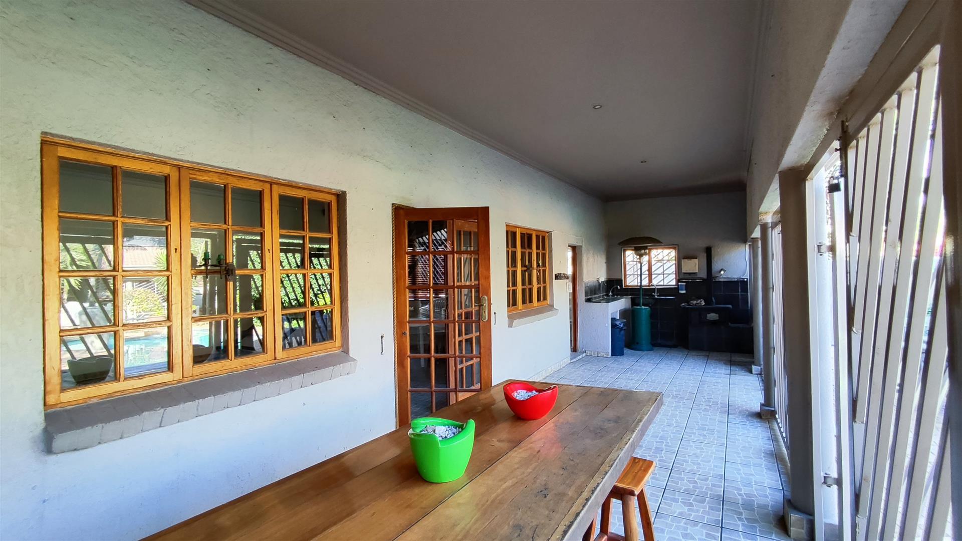 Patio - 121 square meters of property in Van Riebeeckpark