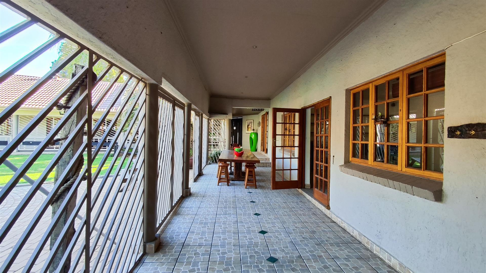 Patio - 121 square meters of property in Van Riebeeckpark