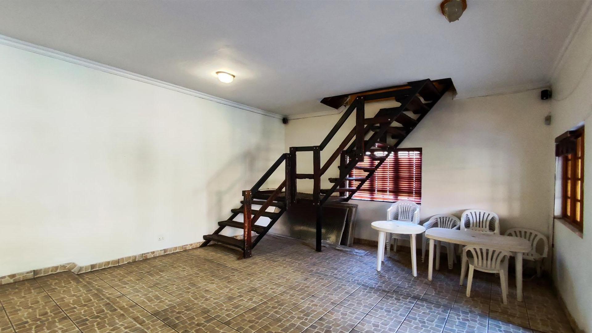 Spaces - 151 square meters of property in Van Riebeeckpark