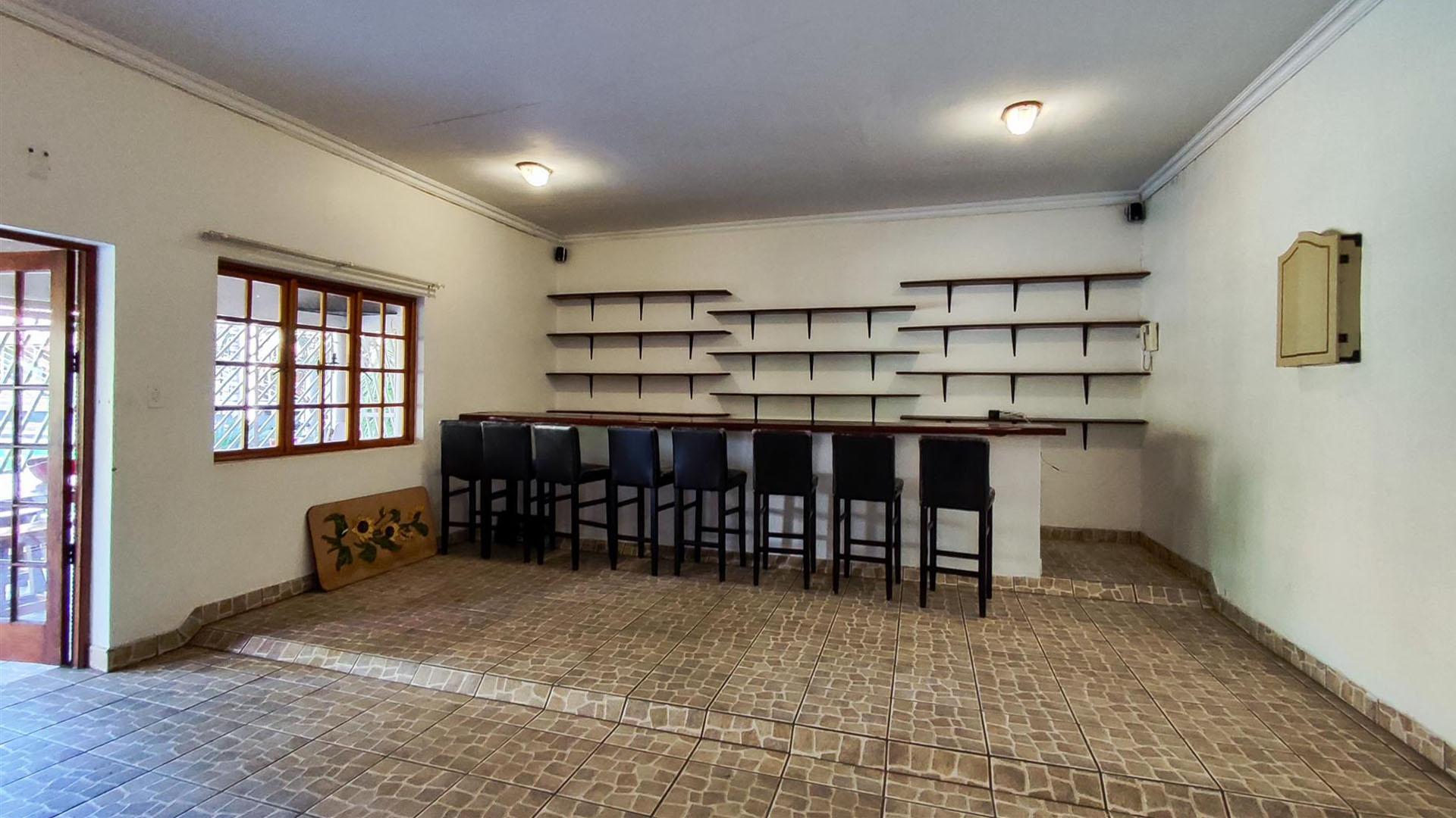 Spaces - 151 square meters of property in Van Riebeeckpark