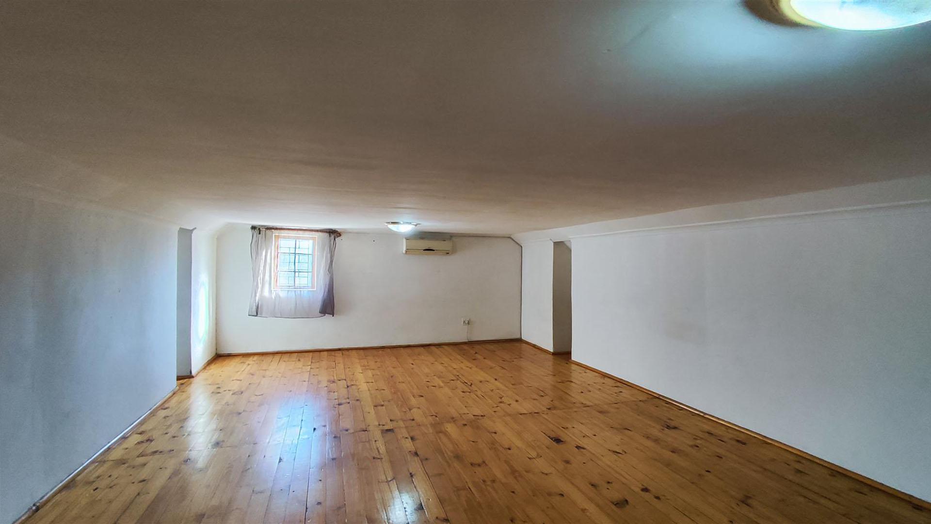 Spaces - 151 square meters of property in Van Riebeeckpark