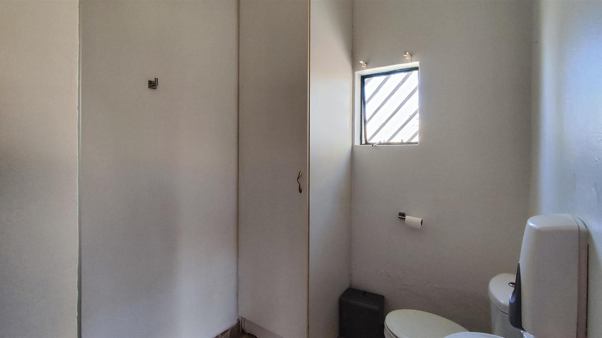 Staff Bathroom - 5 square meters of property in Van Riebeeckpark