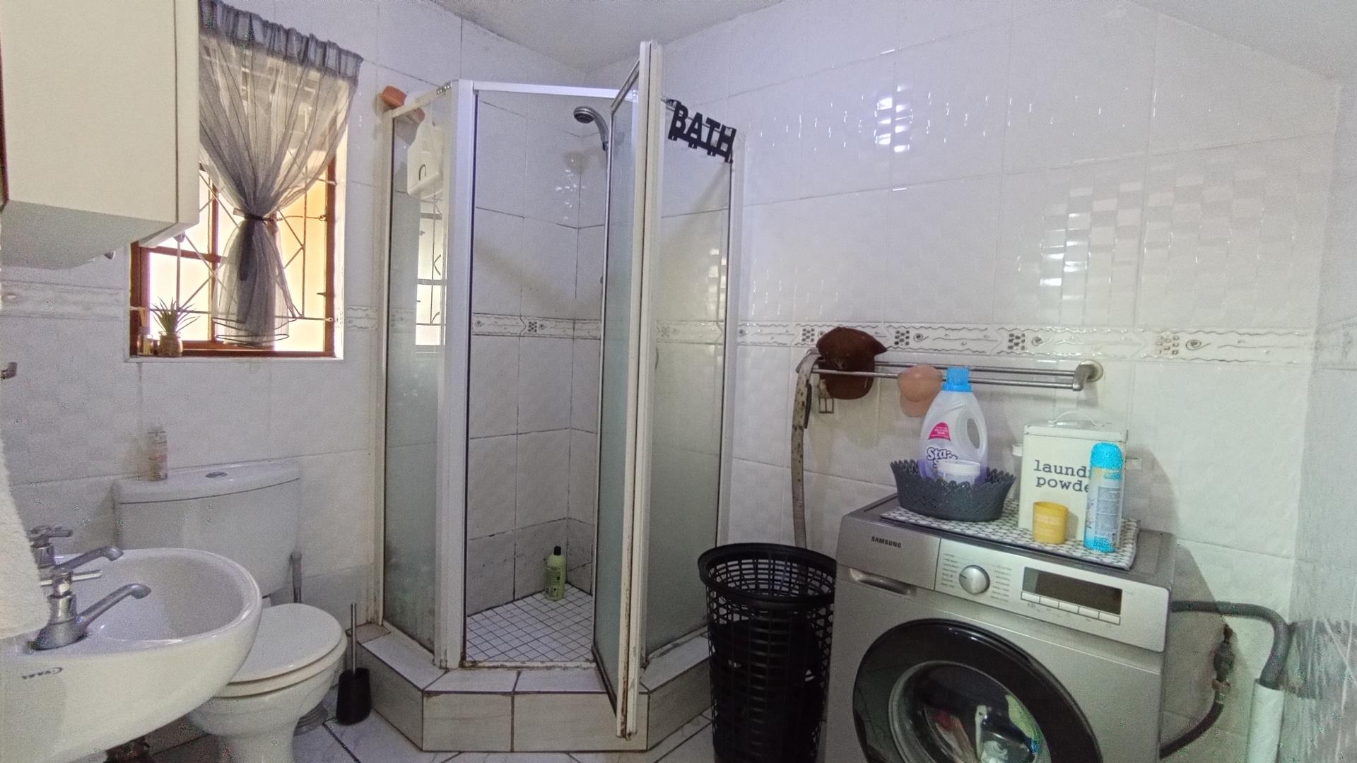 Bathroom 1 - 5 square meters of property in Meer En See