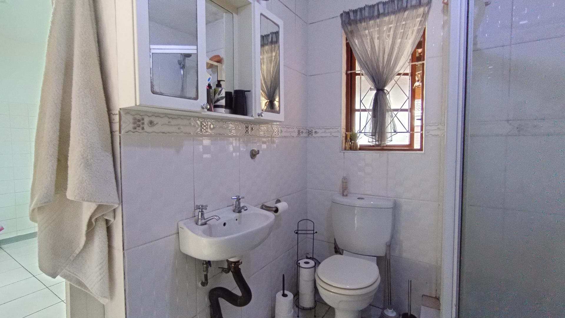 Bathroom 1 - 5 square meters of property in Meer En See