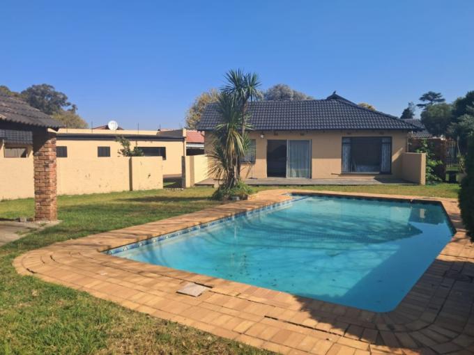 6 Bedroom House for Sale For Sale in Brackendowns - MR678506